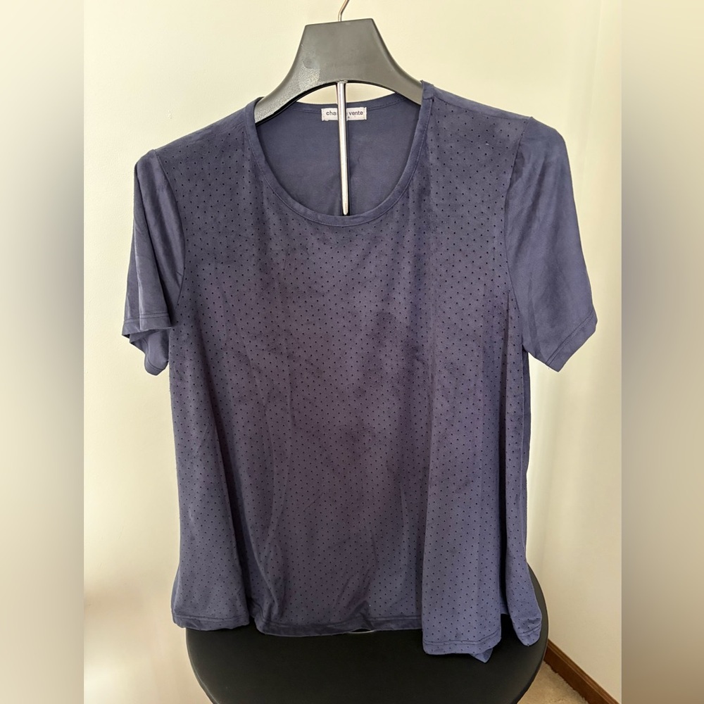 Cha Cha Vente “Perforated” faux suede short sleeve swing top . Dark Navy. Size L